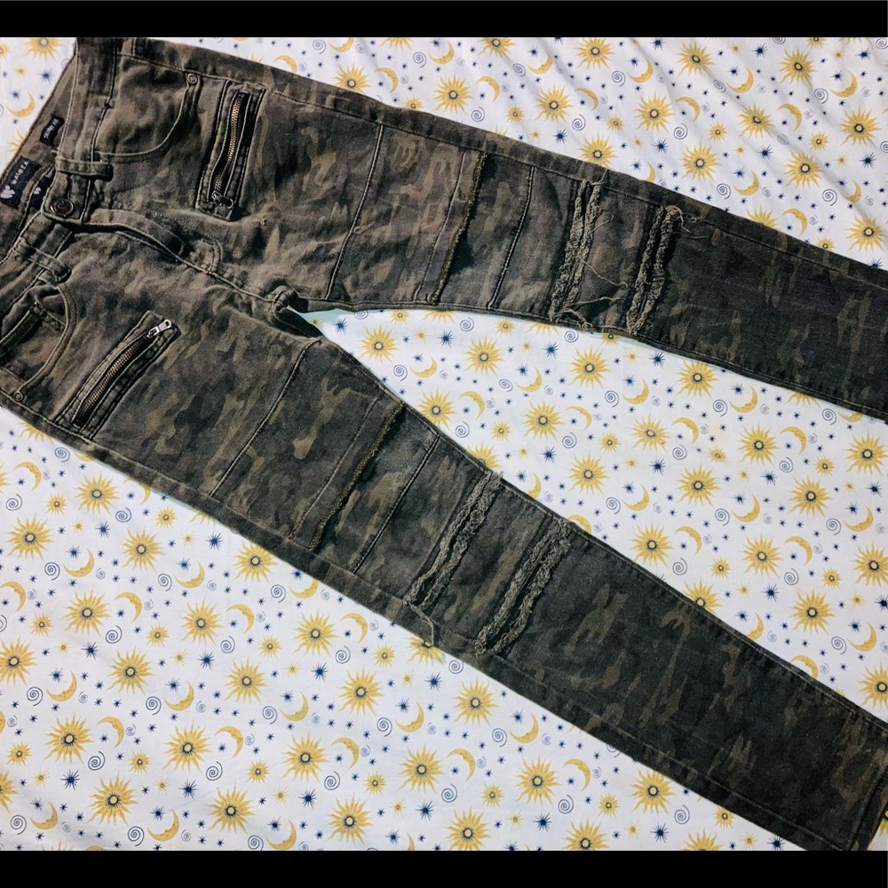 Men’s size 30x32 WAIMEA Distressed Camo Skinny Jeans